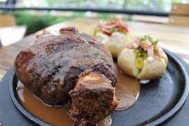 El codillo es una carne de gran sabor y jugosidad ya que está pegada al hueso y bien cocinado queda codillos de cerdo. Cortes De Cerdo Codillo De Cerdo Acompanado De Patatas Americanas Picture Of Barbaro Cocina Primitiva Sede Laureles Medellin Tripadvisor