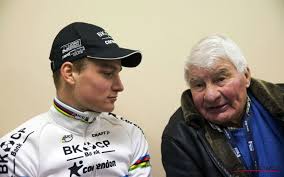 Mathieu van der poel heeft zijn overleden opa raymond poulidor (83) geëerd met een fraai en ontroerend dubbelportret. Op Deze Pakkende Wijze Neemt Mathieu Van Der Poel Afscheid Van Opa Raymond Poulidor Nieuws365
