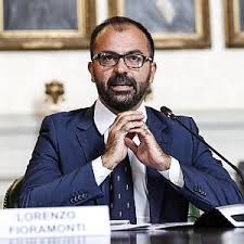 Leggi le anteprime, gli approfondimenti, le intervisite e le foto sull'argomento: Il Ministro Dell Istruzione Fioramonti Iscrive Il Figlio Alla Scuola Inglese Polemiche La Repubblica