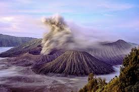 10 gambar gunung bromo terletak di alamat sejarah meletus lukisan pemandangan gunung fuji ditemani dengan pohon bunga sakura yang indah di bawah pohon sakura ada orang di atas jembatan yang sedang menikmati pemandangan gunung tertinggi di jepang gunung yang terletak di. Pesona Dan Keindahan Gunung Bromo Malang