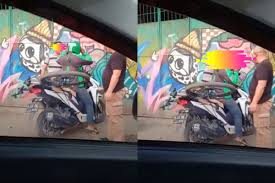 Ayang prank ojol dan miss a prank ojol video full. Video Abang Ojol Bawa Sepeda Dipukul Pengendara Mobil Driver Sehina Inikah Profesi Kami