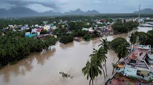 Red alert has been issued in meanwhile, the sea in mumbai also turned rough. Cyclone Ockhi 14 Dead In Kerala Tn Storm Likely To Hit Mumbai Gujarat