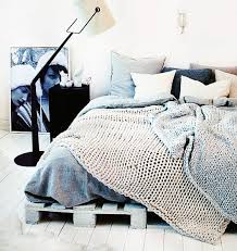 For over 30 years we have been family owned, operated, and have specialized in quality home furnishings. Schlafzimmer Interiot Mit Holzboden Weiss Und Bett Aus Europaletten Freshouse