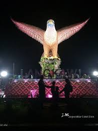 Ada banyak gambar burung elang mulai dari elang putih, elang jawa, hingga gambar kartun, animasi, hitam putih, rajawali emas, rajawali api, serta logo di sini, kami akan menyuguhkan gambar burung elang yang asli dan paling keren yang ada di dunia ini. Langkawi Trip Cara Ambil Gambar Yang Cantik Di Dataran Lang Jepun Mari