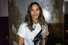 We asks tara basro, this issue da man darling, candid and fun questions. Sambut Tahun 2021 Tara Basro Berharap Bisa Semanis Cokelat