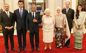 The sultan abu bakar museum is a museum in pekan, pahang, malaysia. King Queen Attend Luncheon With Queen Elizabeth Ii Free Malaysia Today Fmt