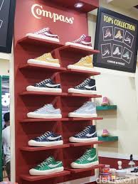 Silakan kunjungi outlet store adidas terdekat atau klik website: Mengenal Sepatu Lokal Compass Yang Diantre Ratusan Orang Sejak Subuh