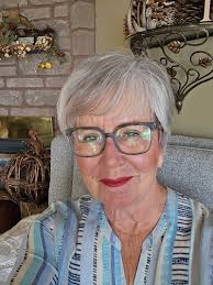 Meet Lynn Mazzuca, a local volunteer at McCulloch Hospice who brightens ⭐  peoples days with her positive energy 😀 and her delicious sweet treats  🥧.Find out what drives her, below 👇 Q.