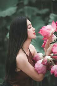 55+ Ảnh girl xinh bên hoa sen ngắm mãi không chán