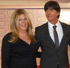 Das sagt seine frau zu den gerüchten. Weltmeister Trainer Zum Medienpreis Kommt Low Mit Seiner Frau Welt