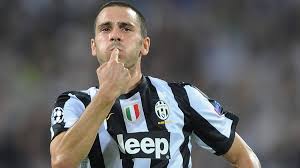 Welcome to the official frau18•08 partners italia facebook page! Mutiger Juve Star Bonucci Streckt Rauber Nieder Fussball Faz