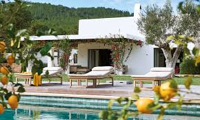 Descubre las mejores casas rurales de ibiza y cerca. Una Casa Blanca En Ibiza Con Una Moderna Decoracion Interior