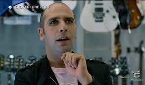 Checco zalone, giulia michelini, dino abbrescia и др. Cado Dalle Nubi Con Checco Zalone Il Film Torna Su Canale 5 Giovedi 26 Gennaio 2017 Cast E Trama Televisionando