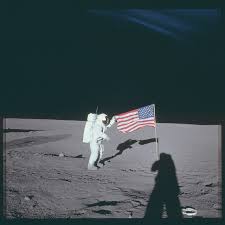 Satu langkah kecil bagi (seorang) manusia, satu lompatan besar bagi umat manusia, begitulah ungkapan legendaris yang dicetuskan neil armstrong hampir 50 tahun lalu. Foto Misi Apollo Ke Bulan Membuktikan Bahwa Astronot Adalah Hipster