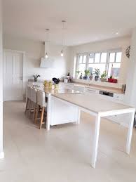 Pour une cuisine épurée au design minimaliste, misez sur le blanc et le bois ! Cuisine Retro Moderne Laque Blanc Menuiserie Platani