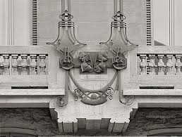 Centauro spinge lo scooter con l'acqua alle ginocchia. Www Italialiberty It Casa Maffei 1909 Vandone Di Cortemilia Alloati Mazzucotelli Decoro In Ferro Battuto Dei Balconi Del Primo Torino Decorazioni Italia