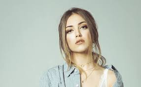 Ana mena charla en este vídeo de zapeando sobre 'la pared', su nuevo tema junto a dellafuente que está arrasando. Premios Goya 2020 Quien Es Ana Mena La Malaguena Que Arranco Los Goya De Malaga Con El Rapero Rayden Diario Sur