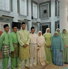 Abdul fattah bin mohd amin (born 14 september 1990) is a malaysian actor and singer. Semua Bertudung Labuh Manisnya Penampilan Ibu Adik Beradik Perempuan Fattah Amin Berita Steady