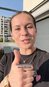 “Soms worden er wel onaardige dingen gezegd, dan ben je toch bang wat ze  dan over jou gaan zeggen,” vertelt Iris (21) aan Julien. Om Iris een hart  onder de riem te steken heeft hij een videoboodschap ...