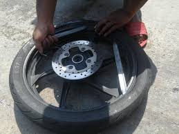 Tayar bocor atau tayar pancit adalah masalah yang tak dapat dielakkan oleh pengguna motor.bagi mekanik membaiki motor tayar pancit sudah menjadi dialog dibawah adalah mengenai cara tukar tiub tayar motosikal pancit | bocor. Masuk Tiub Tayar Tayar Pancit 24 Jam Kl Motor Kereta Facebook