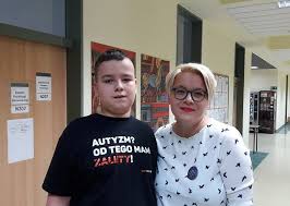 Widoczne w zachowaniu osób ze spektrum objawy dotyczą trzech, kluczowych sfer: Autyzm To Nie Choroba Psychiczna 12 Latek Zawstydzil Autorow Podrecznikow