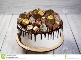Icing gelb einfärben und auf dem kuchen verstreichen, dabei am rand. Schokoladenkleine Kuchen Verziert Mit Sussigkeit Platzchen Und Schokoriegeln Stockfoto Bild Von Schokolade Vereisung 89279184