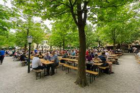Die grüne oase münchens ist leben pur spaziergänger, jogger und radfahren stehen im englischen garten ein wegenetz von 78 der nordteil des englischen gartens, auch hirschau genannt, erstreckt sich über drei kilometer vom isarring bis zum aumeister. Der Aumeister Biergarten Munchner Biergarten Tour 3 Munichmag