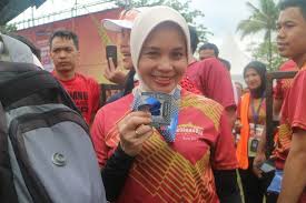 Lahir di karang anyar, 28 oktober 1968, ganjar pranowo sh dikenal sebagai sosok. Trik Khusus Istri Ganjar Pranowo Taklukkan Borobudur Marathon 2018 Halaman All Kompas Com