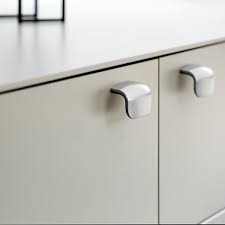 The absence of handles protruding from the front of cabinets, which leaves a flat smooth surface, is what makes people love the look of a handleless kitchen. Buy Inox Look Cabinet Handles In India Furnipart Benzoville Swan 64mm