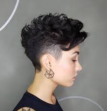 Curly Pixie with Temple and Nape Undercut | Kurze haare stylen,  Kurzhaarfrisuren für lockige haare, Undercut frau locken