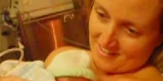 Bebé dado por muerto despierta gracias a caricias de su madre