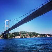Yolcu asansörleri on sekizer, bakım personelini taşıyan servis asansörleri sekizer kişiliktir. Bogazici Koprusu Brucke