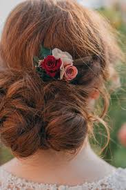 Modèle de coiffure mariage cheveux courts à ondulations style bohème et jolies fleurs. Quelle Coiffure Et Quels Accessoires Pour La Mariee Lcv