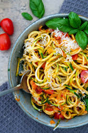 A rich avocado sauce accompanies crispy zucchini and zesty basil in this fun summertime favorite. Low Carb Zucchini Spaghetti Mit Frischkase Ajvar Und Tomaten
