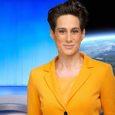 Fürs moma macht sie oft die nacht zum tage, schwimmt mit meerjungfrauen oder zeltet mit schwerbewaffneten milizionären in der wüste. Orf Zib Moderatorin Kollabiert Live In Sendung Zuschauer Besorgt Um Rosa Lyon Welt