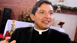 A qué se dedica? Así es la vida del padre Chucho tras emigrar a Estados  Unidos