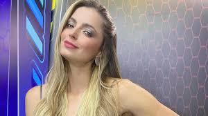 Ahora, aproximadamente 18 años después de su paso por el programa, desempolvó un recuerdo con el que demostró, que desde entonces ha tenido un cuerpo bastante trabajado. Cristina Hurtado Presumio Su Lujoso Closet En Redes Kienyke