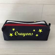 Luniversdetheoline On Prepare La Rentree Double Trousse Personnalisee Il S Agit Du Modele Zip Zip Sous Licence Sacotin Patron D Une Pouch Zip Pouch Bags