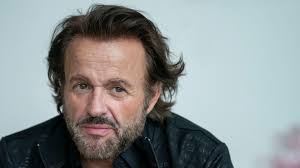 Dennis Knudsen jubler: Så frisk er min mor på sin 86-års fødselsdag