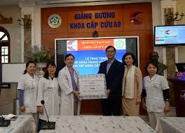 Đối với họ, việc được điều trị ở đây mới là quan trọng, là chuyện sống còn, còn điều kiện giường bệnh sướng khổ thế nào chỉ là thứ yếu. Trao Táº·ng Bá»nh Viá»n Báº¡ch Mai 6 000 Kháº©u Trang Khang Khuáº©n Táº­p Ä'oan Dá»t May Viá»t Nam