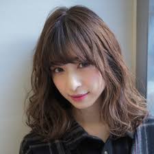 セミロング編 コテ ストレートアイロンを使った簡単巻き髪レッスン ヘア アイディア 巻き髪 ヘアスタイリング