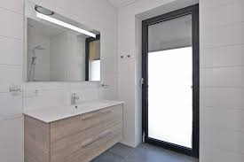 In der mitte des esszimmern steht ein großer ovaler esstisch. Ferienhaus Uithaven 10f D Ouwe Haven Kamperland Noord Beveland Zeeland