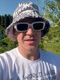 Welcome to Trippy Bee Records. A brand new home for boundary pushing sounds  and artists that makes your brain buzzy and ur soul fuzzy. 🐝🫶🏼✨