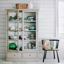 Ispirazione Per Arredare Delle Cucine Shabby Chic Una Credenza Con Ante In Vetro Con Piatti E Ciotole Cucina Shabby Chic Shabby Chic Idee Di Interior Design