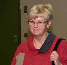Januar 1975 in jena als beate apel) ist eine vermutlich halbdeutsche malerin, gärtnerin und ehemalige kameradschaftsaktivistin des sogenannten thüringer heimatschutzes. Einsame Eltern Wenn Die Eigenen Kinder Zu Terroristen Werden Welt