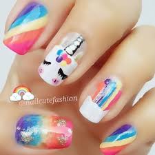 Una opción para las pequeñas que quieren usar uñas en su graduación y con un diseño bastante adecuado a su edad en el vídeo aparece el nombre de la ganadora. Disenos Unas De Unicornio Para Pies Disenos De Unas Portizaz