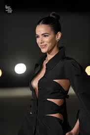 Bruna Marquezine pagando peitinho de roupa transparente - TRETA.COM.BR