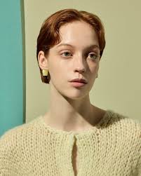 Youtube: SIRI SIRI Talks Vol.3】 SIRI SIRIのブランド15周年を記念してお送りするトーク・シリーズ「SIRI  SIRI Talks」。デザイナー岡本菜穂、ディレクター深井佐和子と共に、SIRI  SIRIというブランドを支えてくださる方々をお招きし、ブランドのこれまでについて ...