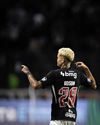 Da lesão ao choro de alegria: Adson vive noite de redenção e aproveita chance no ataque do Vasco
