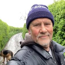 An all-star lineup: President Reagan, Goldie Hawn, Kurt Russell, and a  young Wyatt Russell in the LA Kings locker room 🌟